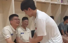 楊瀚森返青，與球員握手，擁抱劉維偉，眾記者矚目。